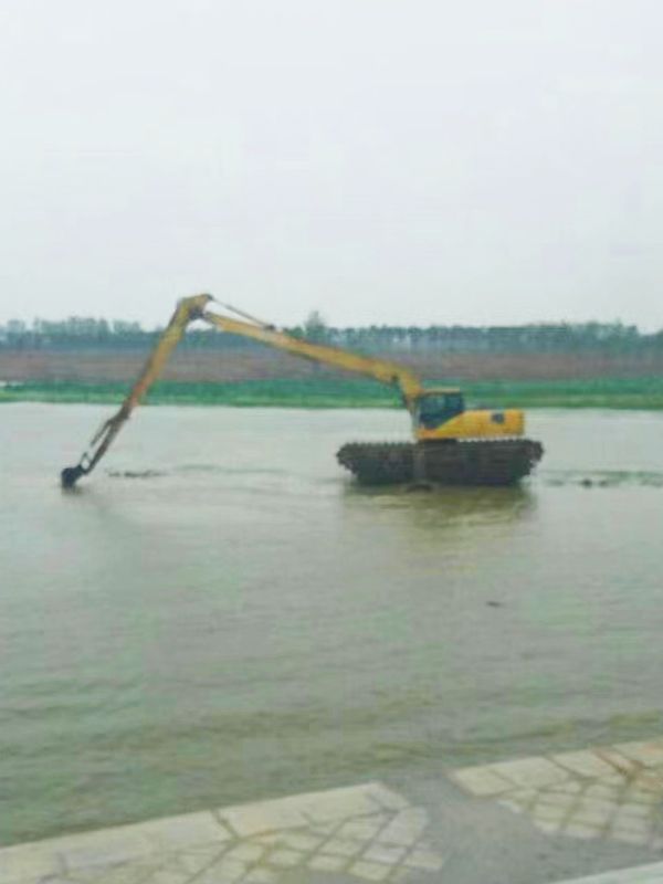 加長(zhǎng)臂水路兩用挖掘機(jī)